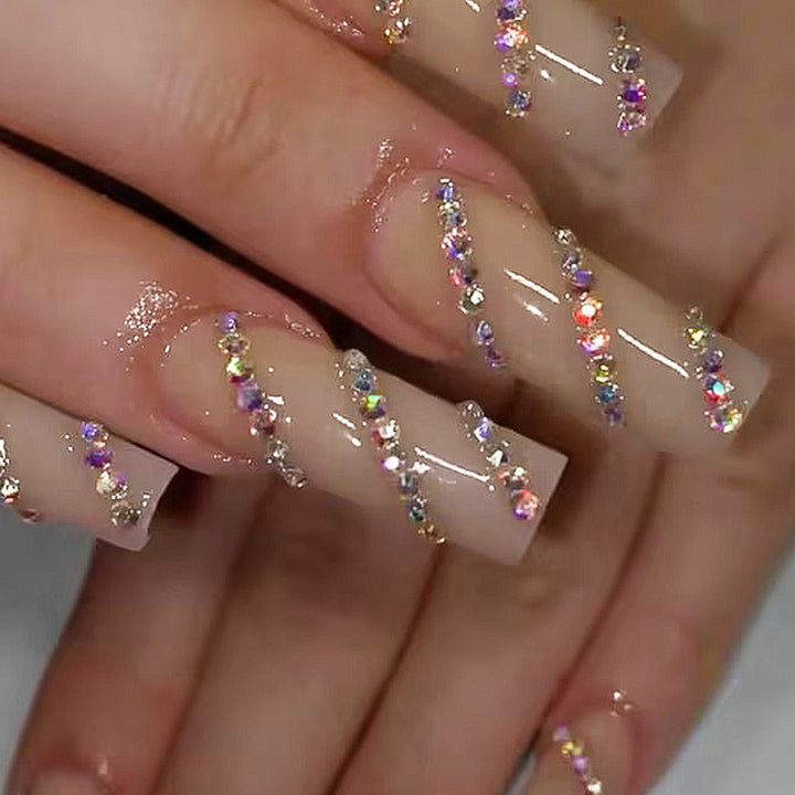 Dekorativer Press-On Nagelset mit Strassakzenten Karnz