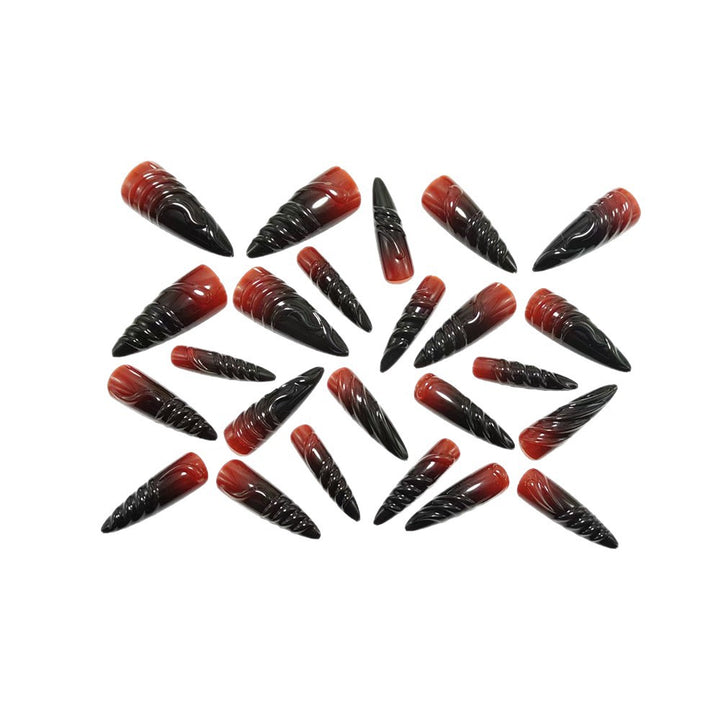 Kunstnagelset mit Eleganten Spitzen und Schwarz-Rotem Farbverlauf Karnz