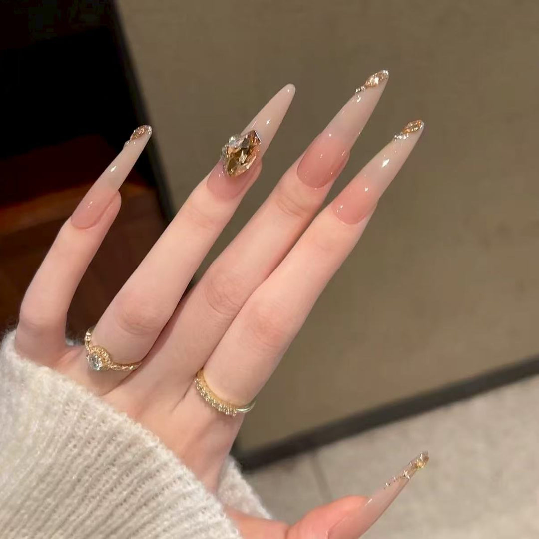 Künstlerische Stiletto-Nagelverlängerungen mit Edelsteinakzenten