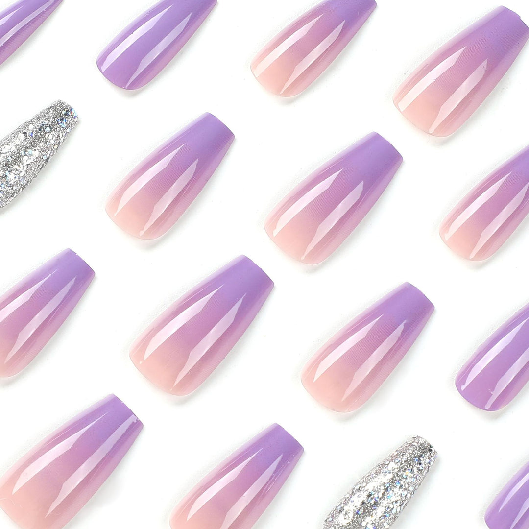 Kunstvolle Nagelverlängerungen mit Glitzer-Design Karnz