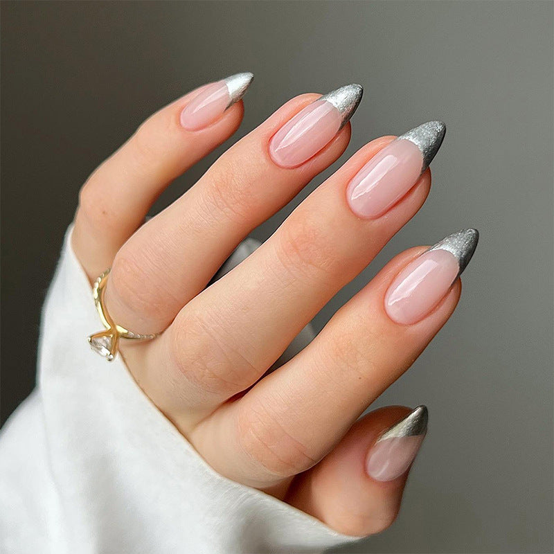 Stylische Nagelspitzen Karnz