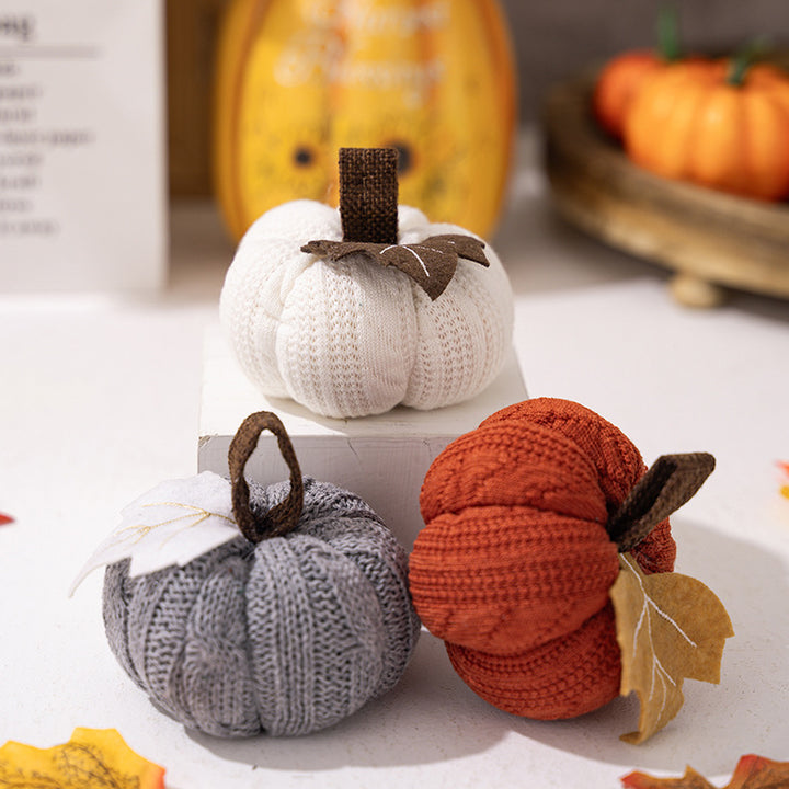 Gestrickter Stoffkürbis als herbstliche Tischdeko mit Filzblatt