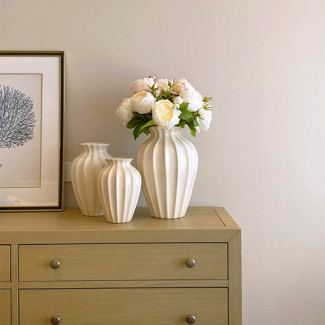 Elegante Keramikvase mit Rippenstruktur Karnz