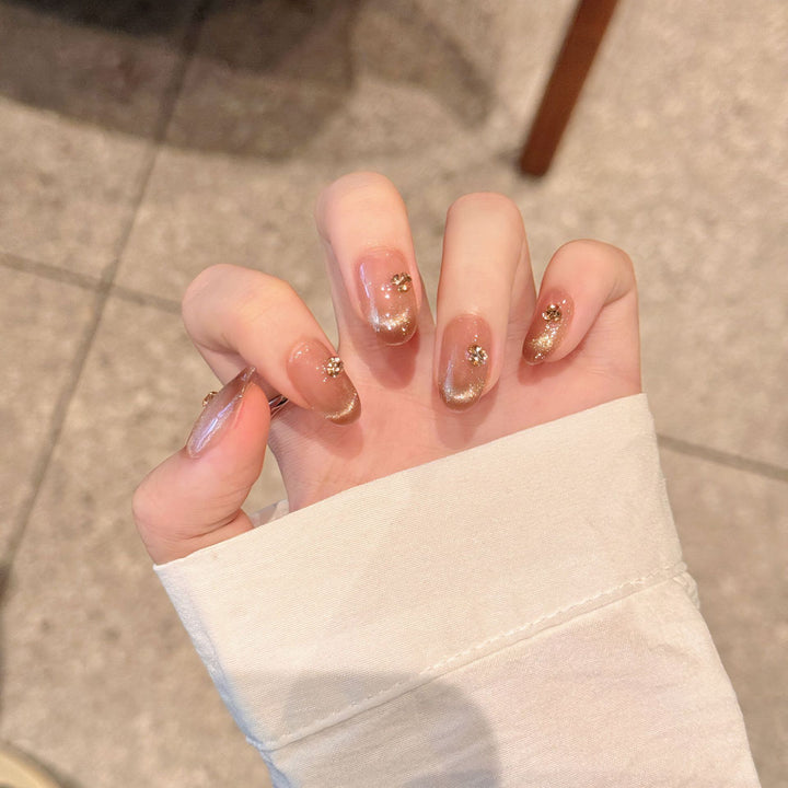 Stylisches Press-On-Nagelset mit verzierten Spitzen
