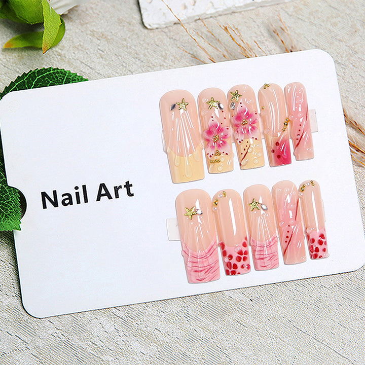 Kunstvolle Nagelspitzen mit botanischem Design Karnz