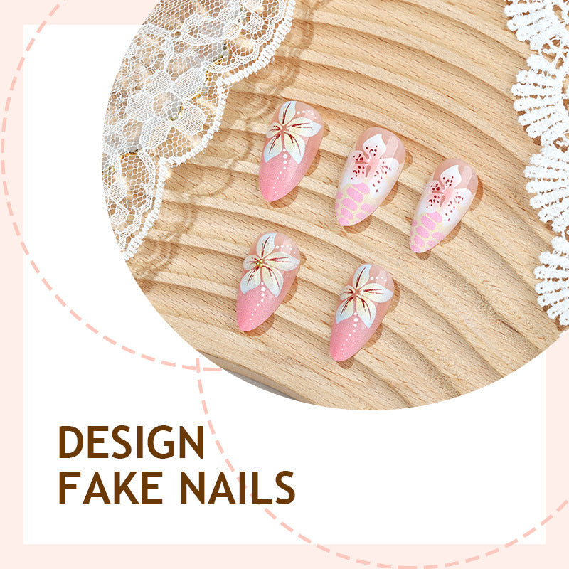 Kunstvolle Nagelset mit floralen Akzenten Karnz