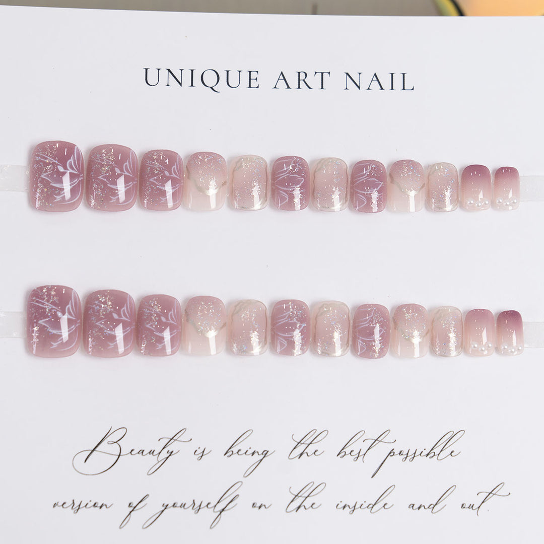 Künstlerische florale Nagelverzierung