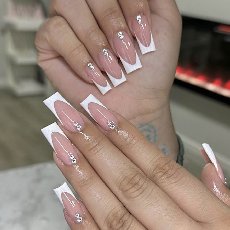 Elegantes Kunstnagelset mit Hochglanz-Finish und Strassverzierungen Karnz