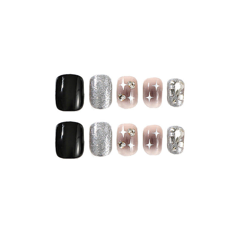 Elegante Nagelkunst mit Glitzer und Sternenmotiven Karnz