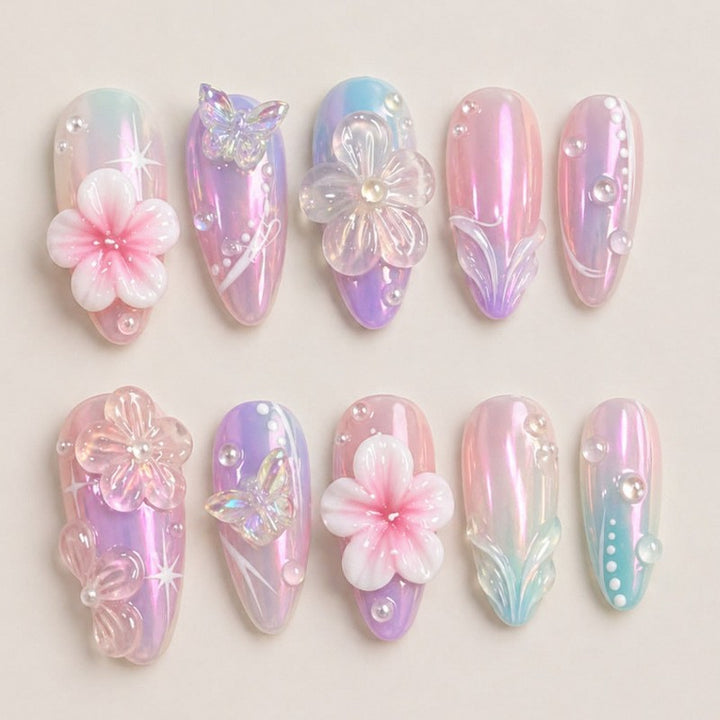 Kunstnagelset mit floralen Akzenten und Glitzer Karnz