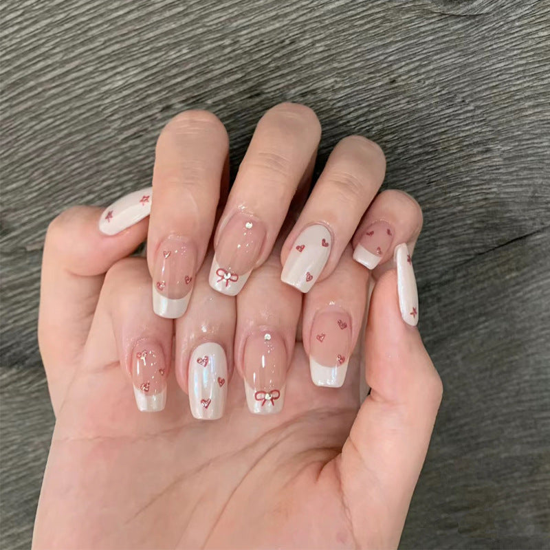 Dekorativer Press-On Nagelset mit Herz- und Schleifendesigns Karnz