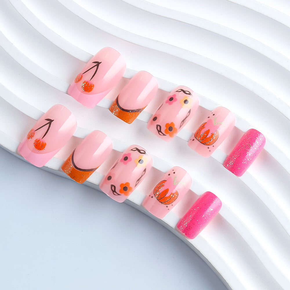 Kreatives florales Nagelkunstdesign Karnz