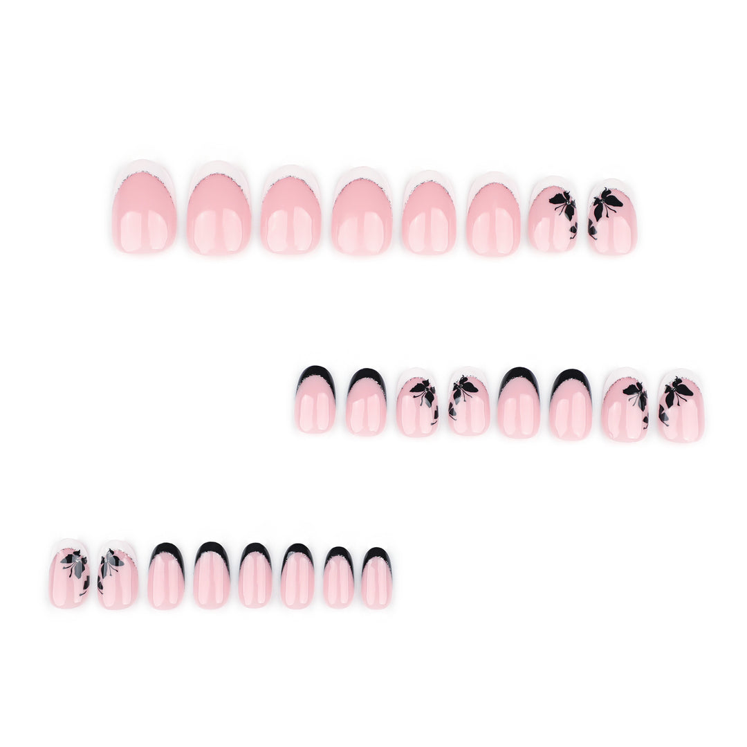 Elegant gestaltete Nagelkunst mit Schmetterlingsmotiv Karnz