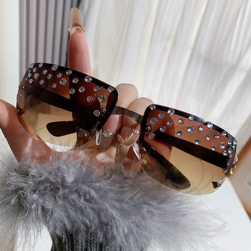 Damen Glamouröse Sonnenbrille mit Glitzerakzenten Karnz