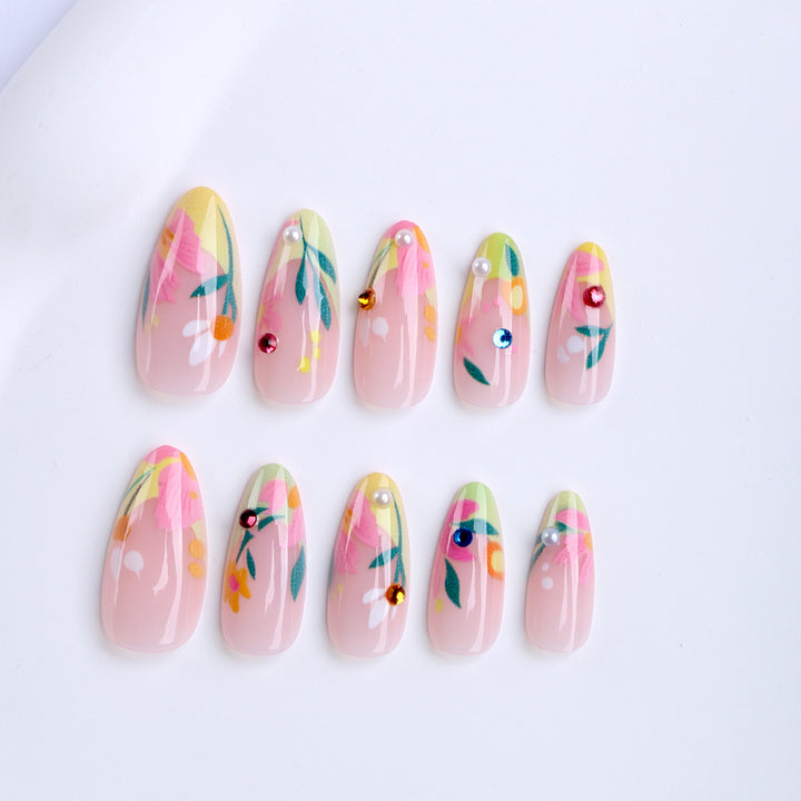 Künstliche Fingernägel mit Blumendesign und Glitzerakzenten Karnz