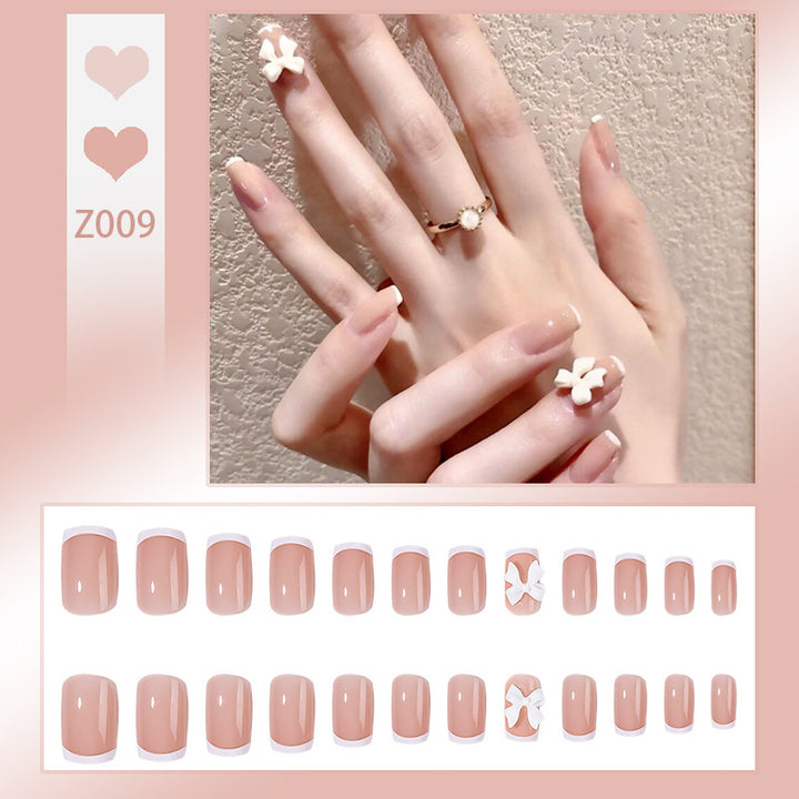 Kunstnagelset mit elegantem French-Tipp und Glitzerakzenten Karnz