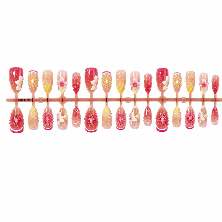 Kunstnagelset mit eleganten floralen Details und Glitzereffekten Karnz