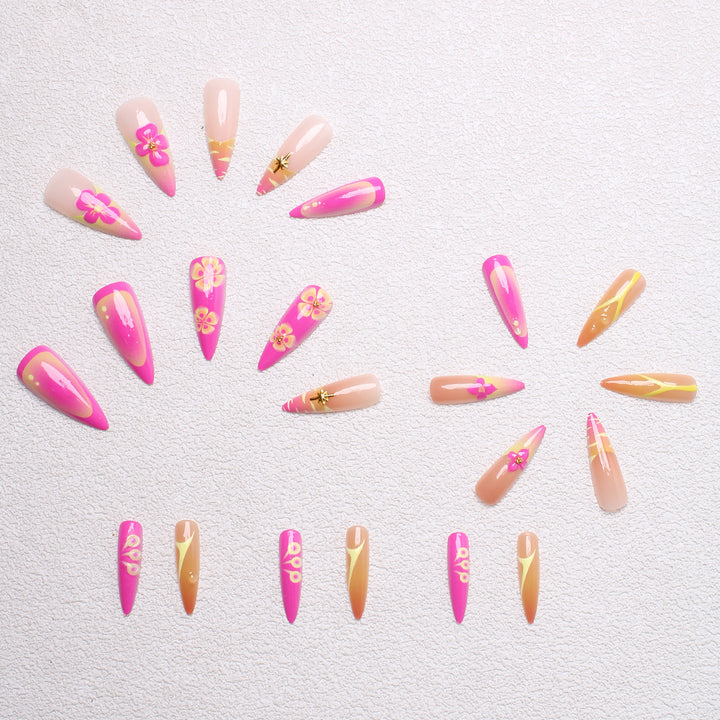 Kunstvolle Nagelspitzen mit floralen und abstrakten Designs Karnz