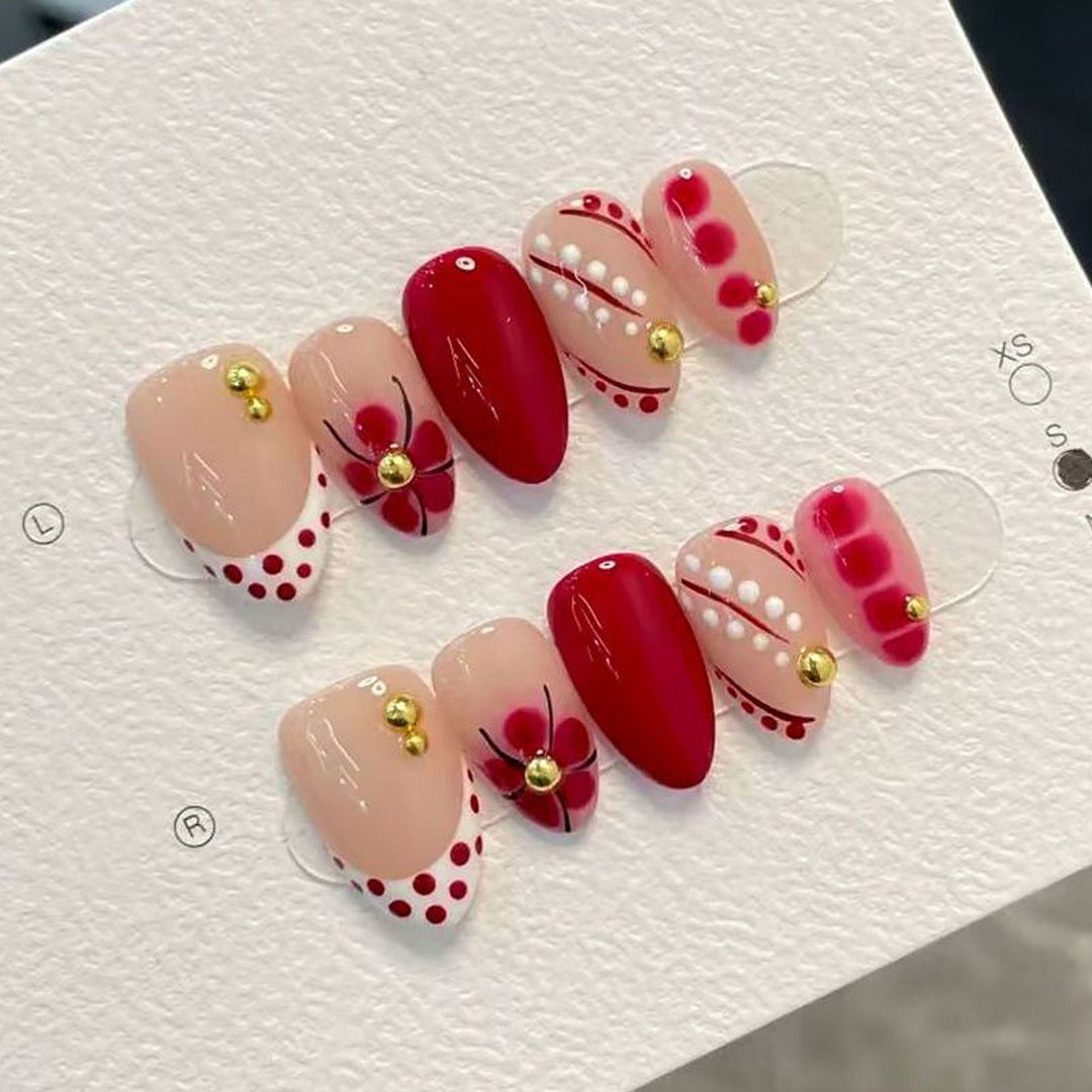 Künstlerisches Press-On Nail Set mit dekorativen Akzenten