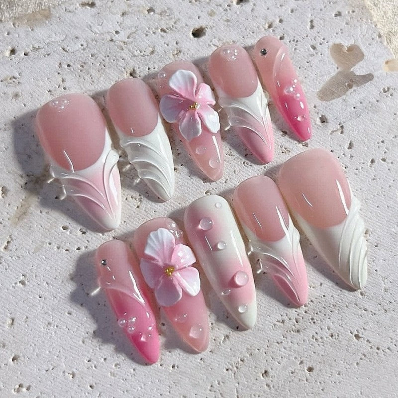 Kunstnagelset mit zarten Blüten- und Glitzerakzenten Karnz