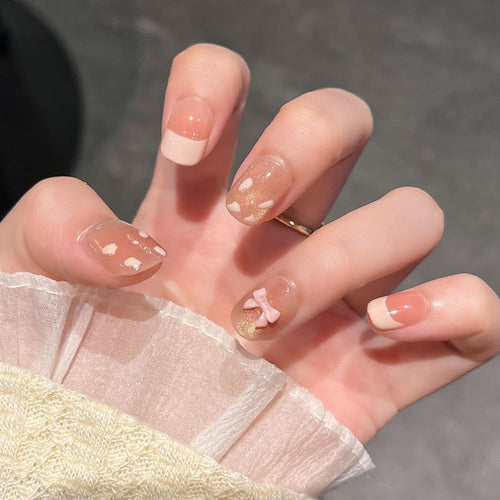 Künstlerisches Nageldesign mit niedlichen Schleifen Karnz