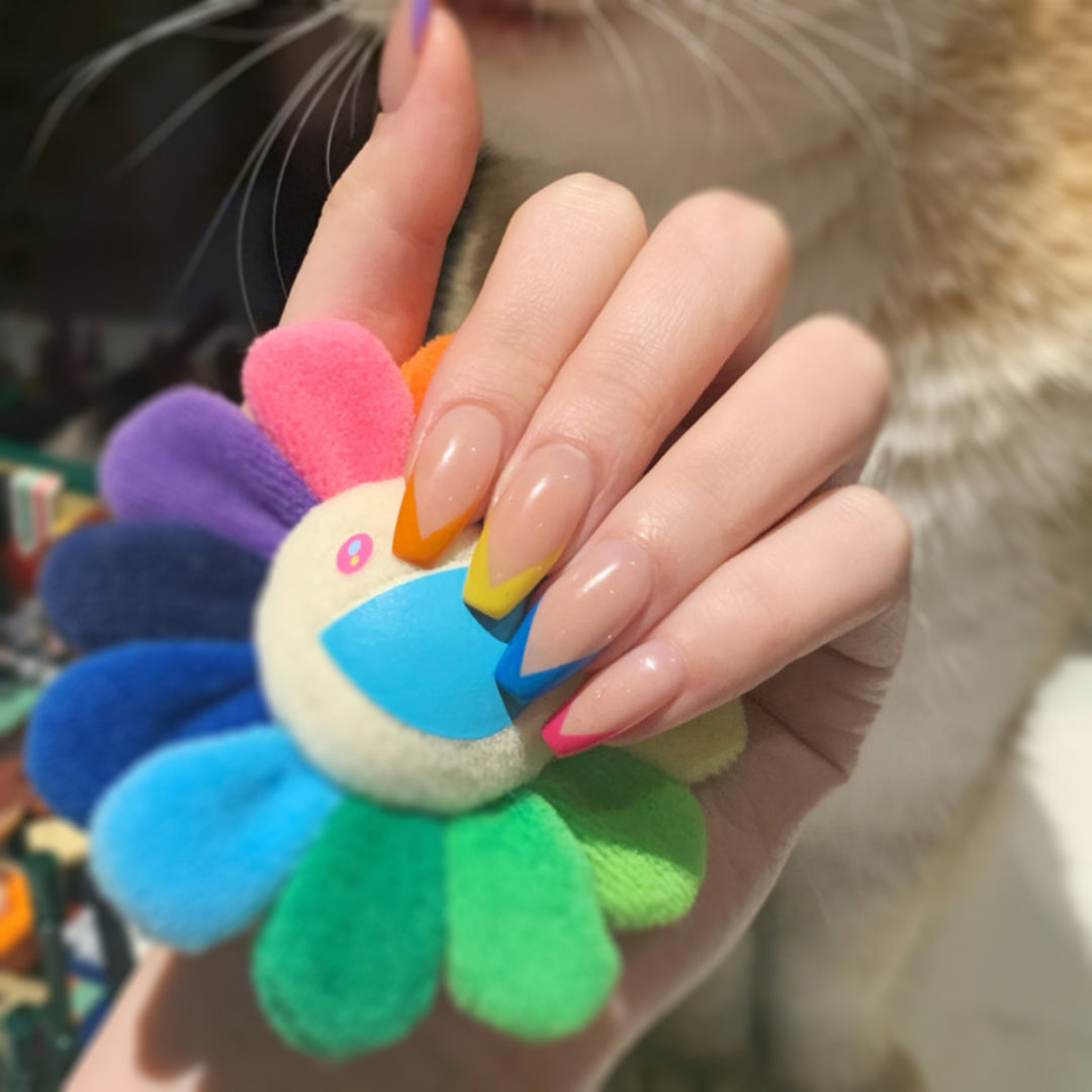 Künstliche Nagelkunst mit bunten Spitzen und eleganten akzentuierten Designs Karnz