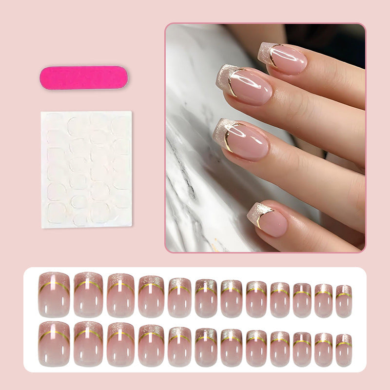Kunstnagelset mit eleganter Glitzer-French-Spitze und goldenen Verzierungen Karnz