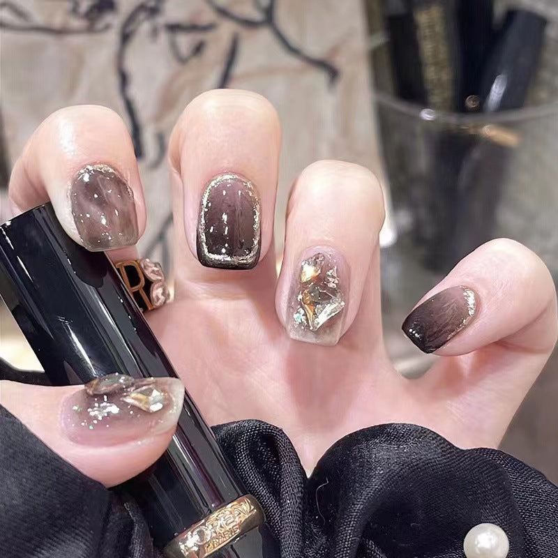 Glamouröse Nagelkunst mit Kristall-Akzenten Karnz