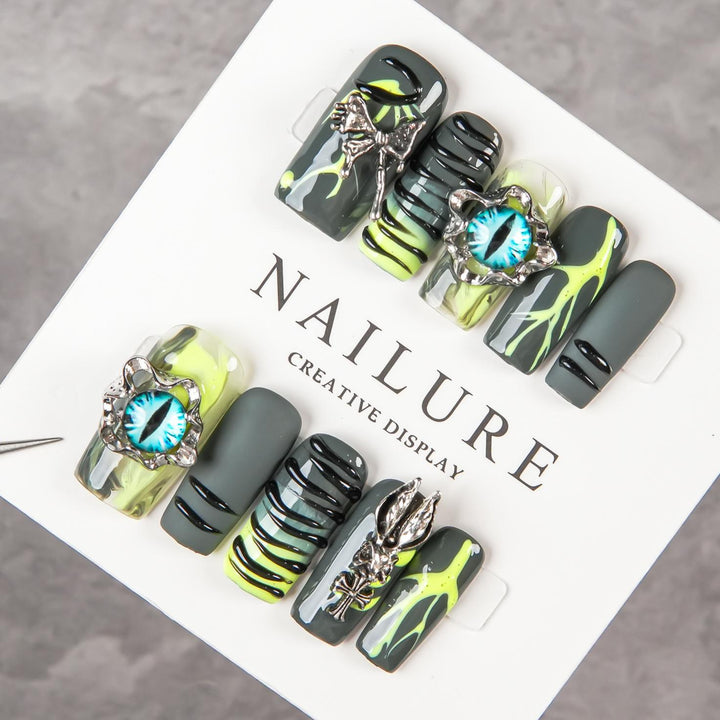 Künstlerisches Nageldesign-Set mit einzigartigen 3D-Designelementen