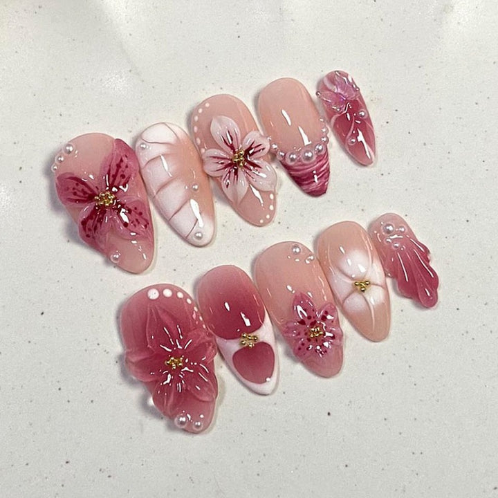 Kunstnagelset mit floralem Design und Glitzerakzenten Karnz