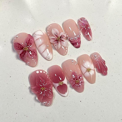 Kunstnagelset mit floralem Design und Glitzerakzenten Karnz