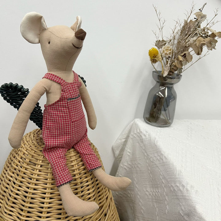 Langbeinige Organic-Leinen-Hasenpuppe mit bestickten Karotten-Latzhosen