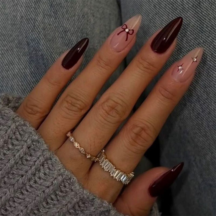 Künstlerisches Press-On-Nagelkunstset mit dekorativem Bogen und Kristallakzenten Karnz