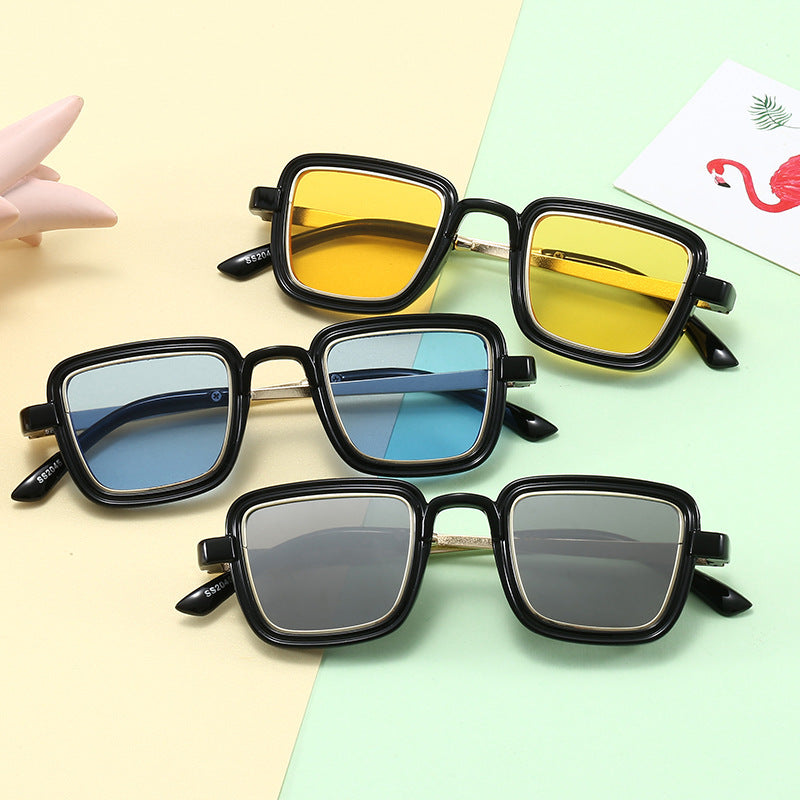 Damen quadratische Sonnenbrille mit transparentem Rahmen und goldenen Akzenten Karnz