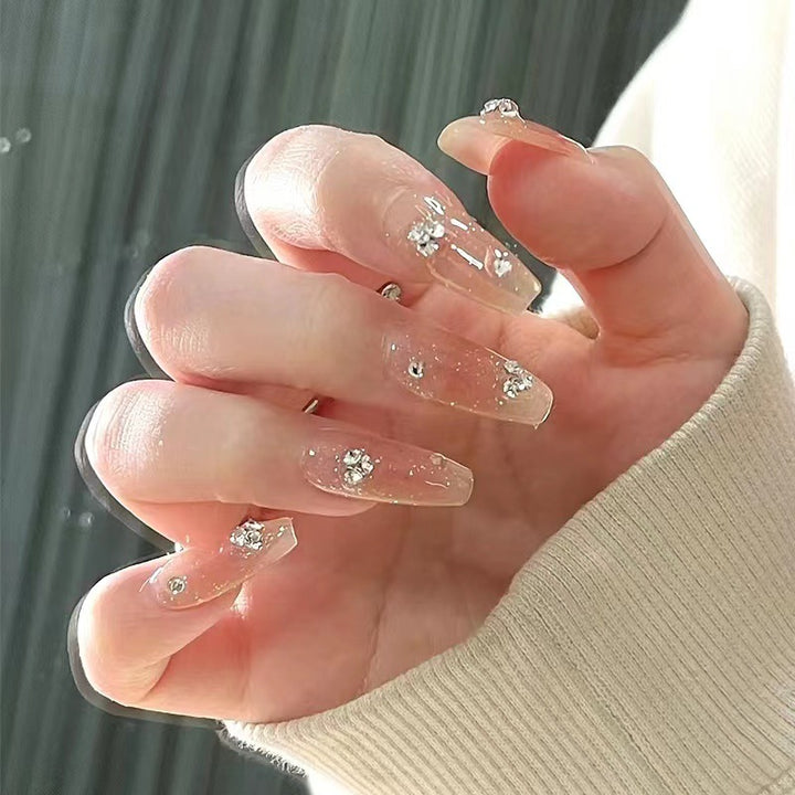 Kunstvolle Nagelsets mit floralen Akzenten Karnz