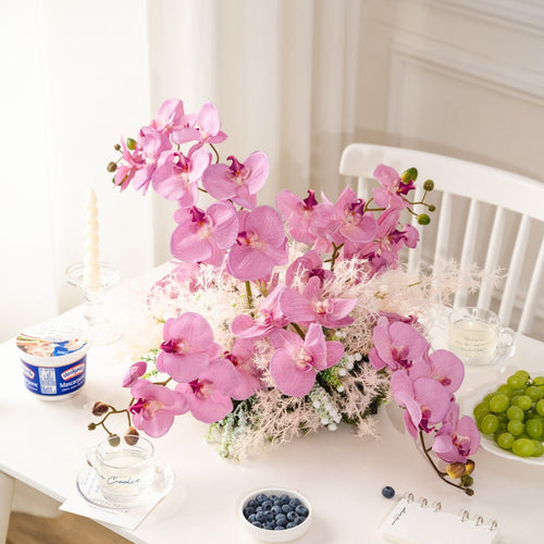 Lebensechte Orchideen Blumenarrangement