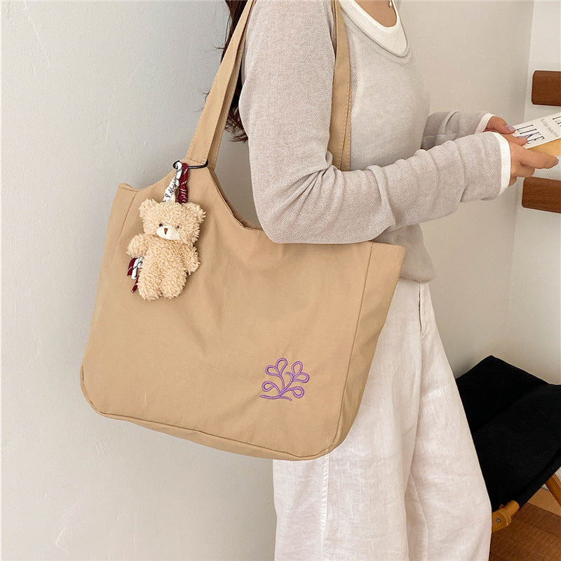 Geräumige bestickte Baumwolltasche