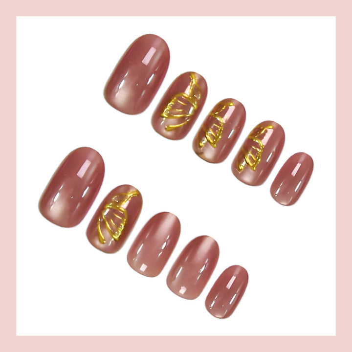 Kunstnagelset mit eleganten goldenen Akzenten und schimmerndem Finish Karnz