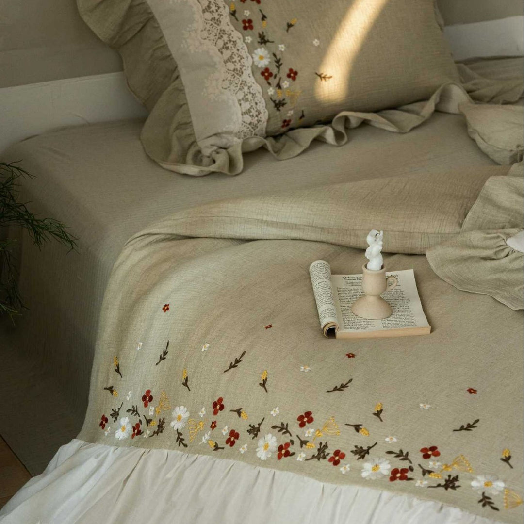 Romantische Bettwäsche-Garnitur mit Spitzen-Bettrock, gesticktem Blumendekor und Volant