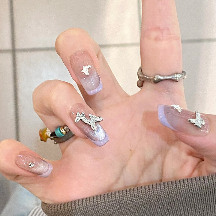 Künstliche Nagelverlängerungen mit Glitzerdesign und edlen Akzenten Karnz