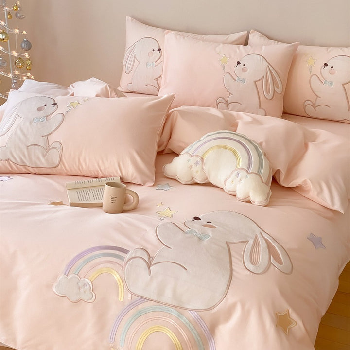 Kindgerechte Bettwäsche-Garnitur mit appliziertem Häschenmotiv, Regenbogen- und Wolkenapplikationen