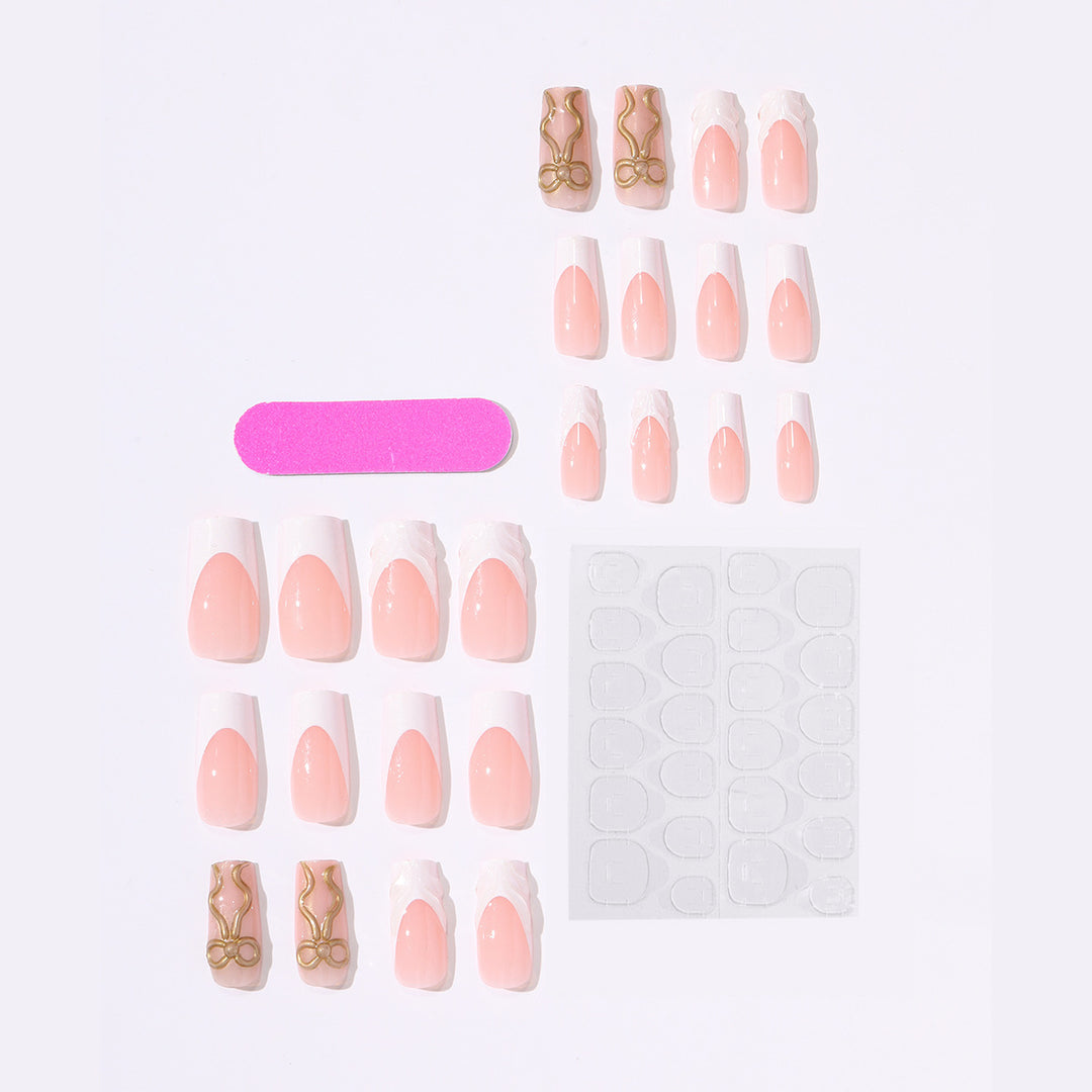 Kunstnagelset mit luxuriösen goldenen Akzenten und elegantem Design Karnz