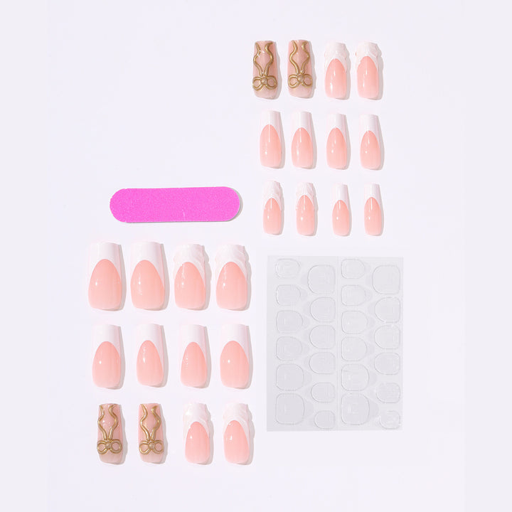 Kunstnagelset mit luxuriösen goldenen Akzenten und elegantem Design Karnz