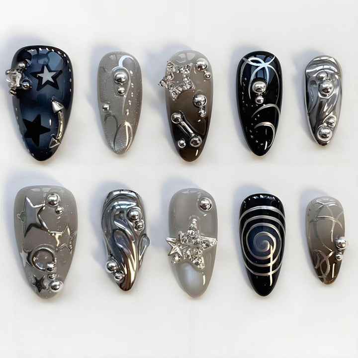 Kunstnageldesign Set mit glamourösen Sternen- und Metallic-Akzenten Karnz