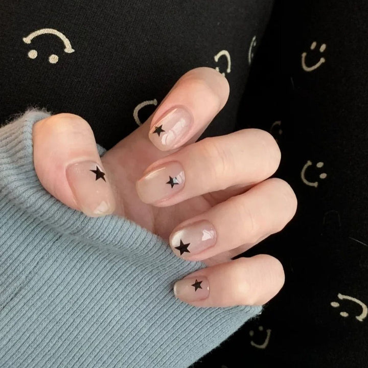 Künstlerisches Press-on-Nagelset mit Sternenmotiven Karnz