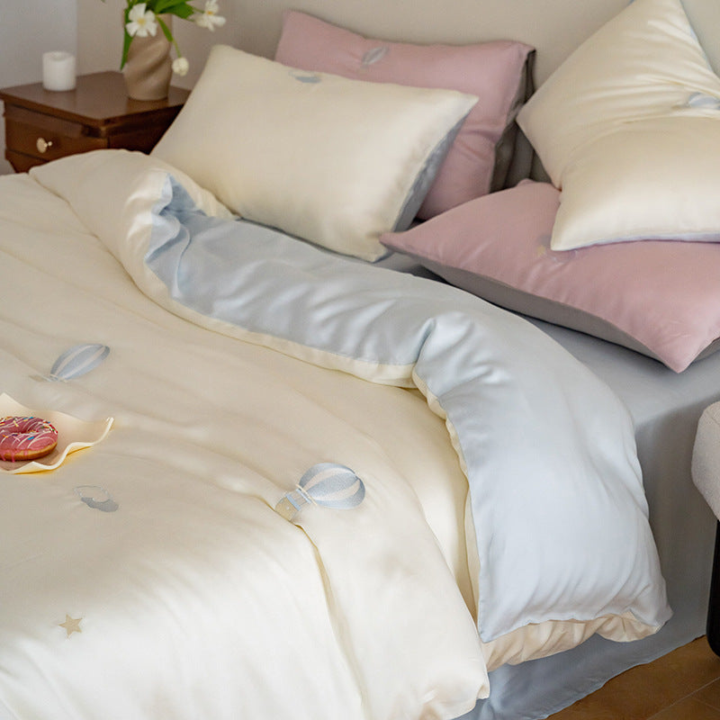 Luxuriöses Satin-Bettwäsche-Set mit gestickten Kirschmotiven, Wendefunktion und Plüsch-Hasenkissen