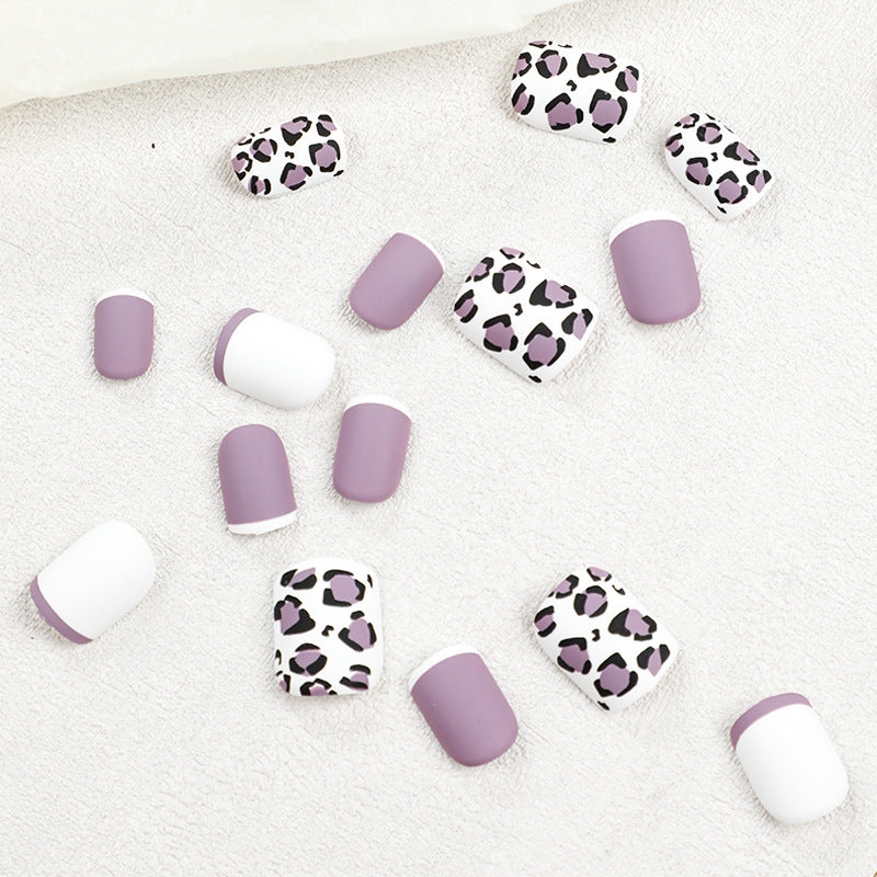 Glamouröse Nagelkunst mit eleganten Leopardenmotiven und Farbverlauf Karnz
