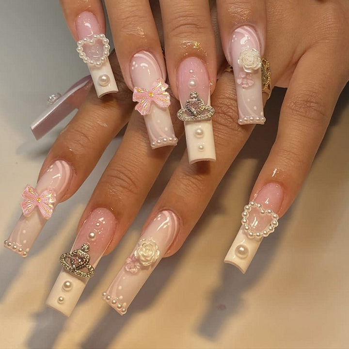 Kreatives Kunstnagelset mit zarten Perlen- und Glanzakzenten Karnz