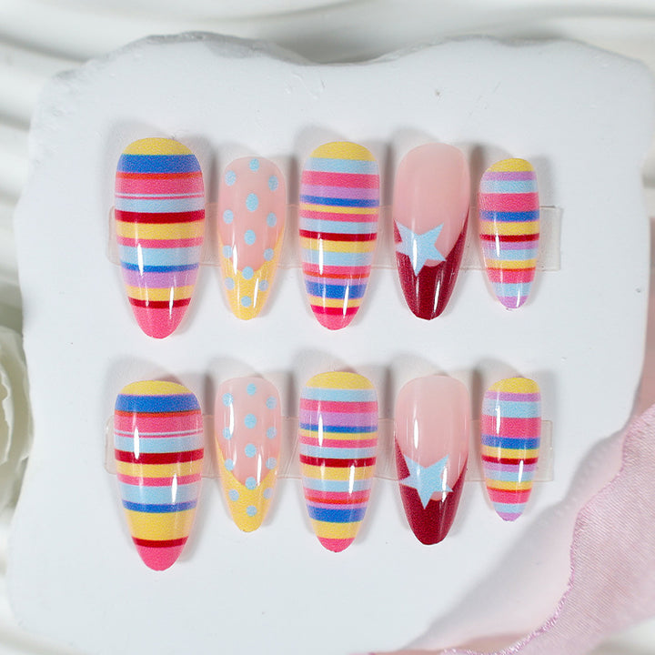 Kunstnagelset mit bunten Streifen und kreativen Designs Karnz
