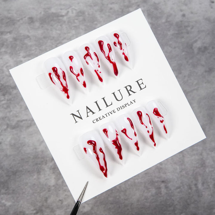 Künstlerisches Press-On Nail Art Set mit Tropfenrotem Design
